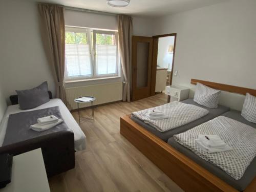 a bedroom with two beds and a window at Ferienwohnung Kleine Auszeit in Hagenburg