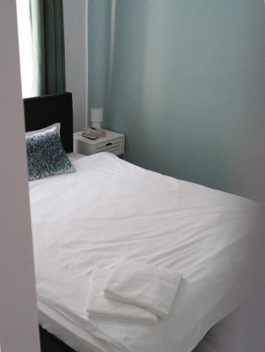 Una cama o camas en una habitación de Old Town Studio