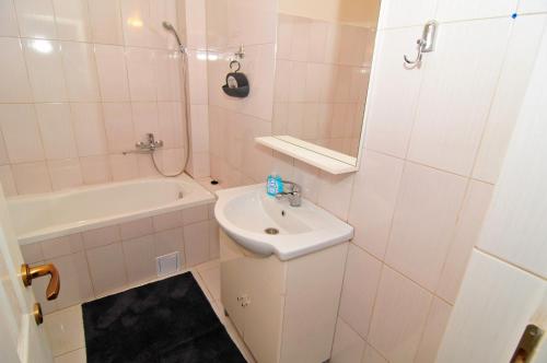 Apartament 7 Central tesisinde bir banyo