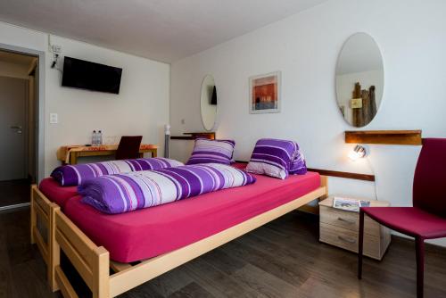 Tempat tidur dalam kamar di Hotel du Pont