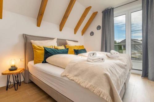 een slaapkamer met een bed met handdoeken erop bij Suite Windrose in Zingst