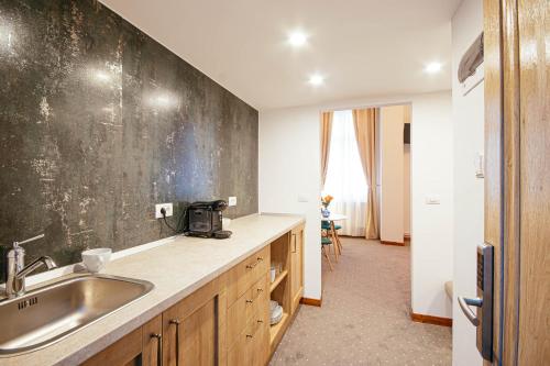 A kitchen or kitchenette at Buchenland Hotel