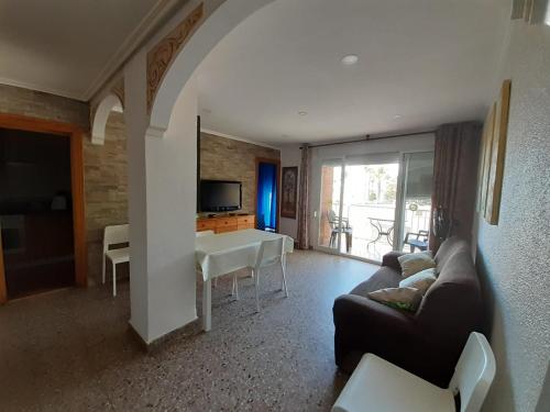 a living room with a couch and a table at Apartamento a 10 metros del mar in Cullera