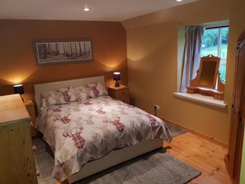 een slaapkamer met een bed en een raam bij Jakels Rest in Lairg