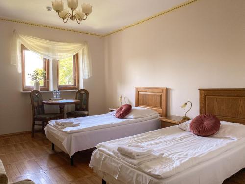 Katil atau katil-katil dalam bilik di Pałac Bałoszyce