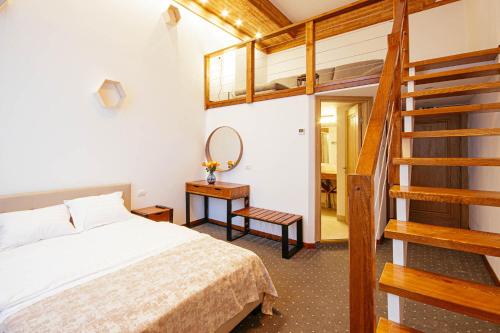 1 dormitorio con litera y escalera en Buchenland Hotel en Câmpulung Moldovenesc