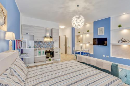 - un grand salon avec des murs bleus et un canapé dans l'établissement Cortevecchia#13, à Ferrare