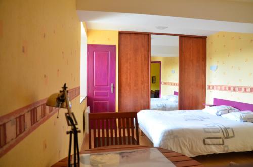 Un pat sau paturi într-o cameră la Le Manoir du Butel
