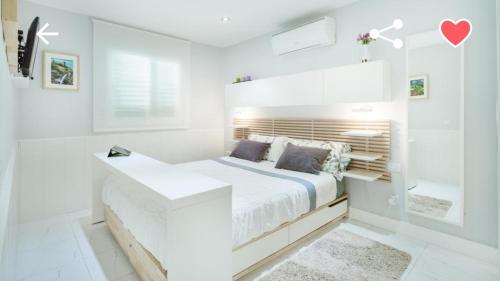 A bed or beds in a room at Bungalow con piscina Maspalomas