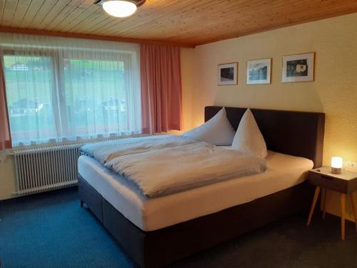 Postel nebo postele na pokoji v ubytování Gästehaus Sahler