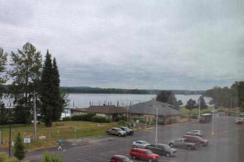 a view of a parking lot with cars parked at Best Western Plus Port of Camas-Washougal Convention Center in Washougal