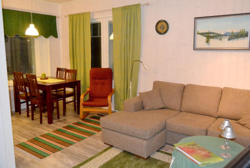 a living room with a couch and a table at Talo Ylläs in Äkäslompolo