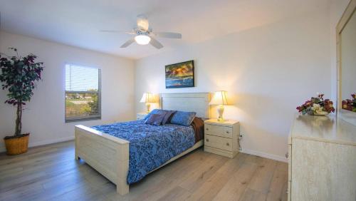 sypialnia z łóżkiem i wentylatorem sufitowym w obiekcie !NEW! Villa Waterview w mieście Cape Coral