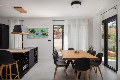 a kitchen and dining room with a table and chairs at Villa 9 in Podstrana