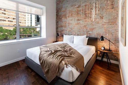 Postel nebo postele na pokoji v ubytování Kislak 407 Stunning 2BR Corner Apt Retreat Above the City