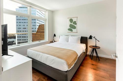sypialnia z łóżkiem i dużym oknem w obiekcie Kislak 603 1BR Penthouse with Stunning Rooftop Terrace w mieście Newark
