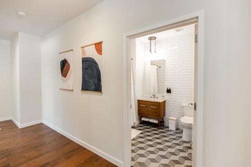 biała łazienka z umywalką i toaletą w obiekcie Kislak 303 Luxurious 2BR in Heart of Downtown w mieście Newark