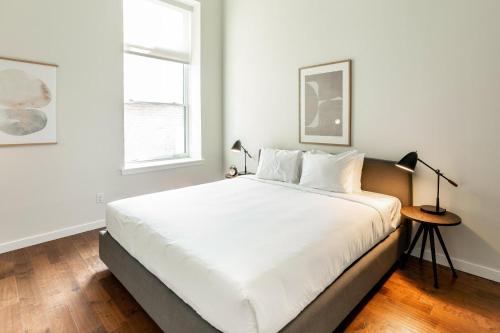 Un pat sau paturi într-o cameră la Kislak 203 Luxurious 1BR Steps from Everything
