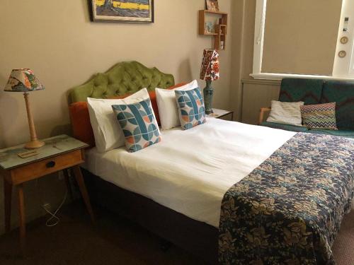 a bedroom with a bed and a desk at Vine Valley Inn in Cessnock
