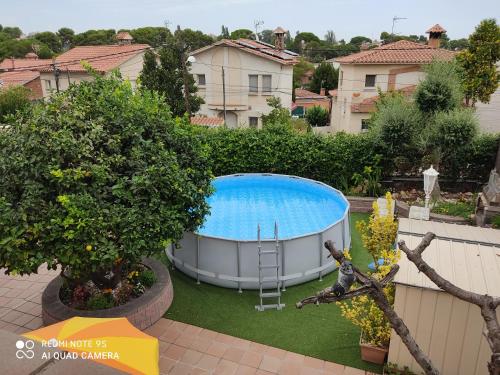 a small swimming pool in a yard with a tree at LOFT A 20' DE BARCELONA Y 7' DE LA UAB. in Barbera del Valles