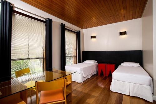 2 posti letto in una camera con tavolo e sedie di Borgen Hotel a Castro