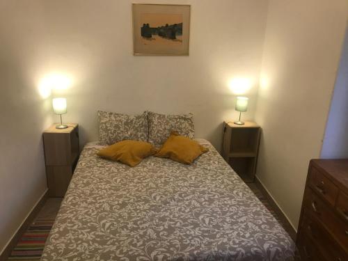 1 dormitorio con 1 cama con 2 lámparas en Templar Secrets House Beach, en Nazaré