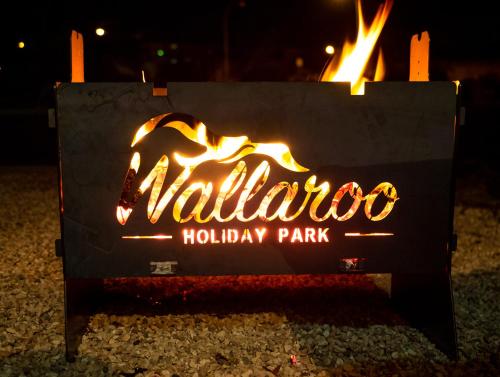Wallaroo Holiday Park في والارو: علامة لحديقة عطلة في الليل