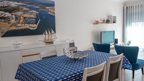 ポルティマンにあるThe Roof Praia da Rochaのダイニングルーム(青と白のテーブル、椅子付)