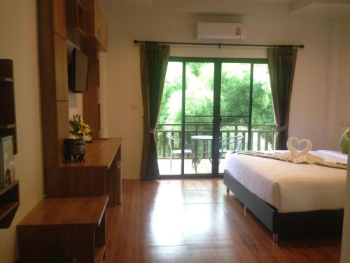 Giường trong phòng chung tại Hugpua Hotel