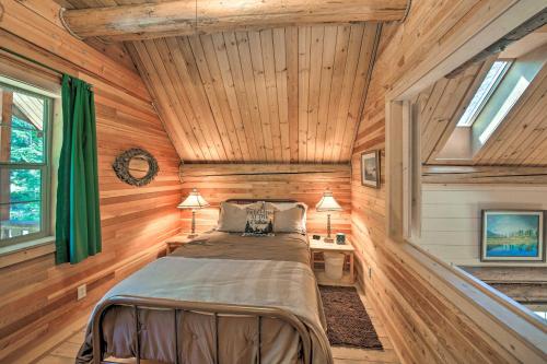Expansive Moyie Riverfront Cabin - Pets Welcome!にあるベッド