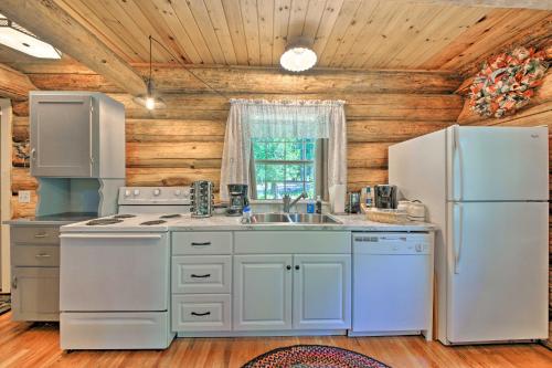 Expansive Moyie Riverfront Cabin - Pets Welcome!にあるキッチンまたは簡易キッチン