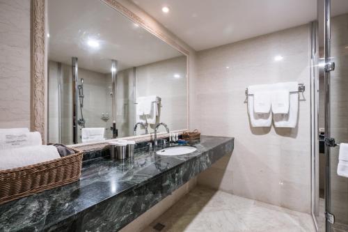 高雄的住宿－西子灣沙灘會館，一间带水槽和镜子的浴室