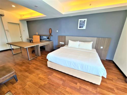 Ένα ή περισσότερα κρεβάτια σε δωμάτιο στο Nexus Business Suite Hotel
