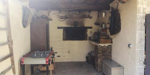 Cette petite chambre dispose d'une cuisinière et d'une cheminée. dans l'établissement Villa les oliviers, à Vinezac