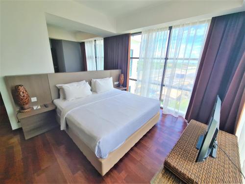 Postel nebo postele na pokoji v ubytování Nexus Regency Suites & Hotel