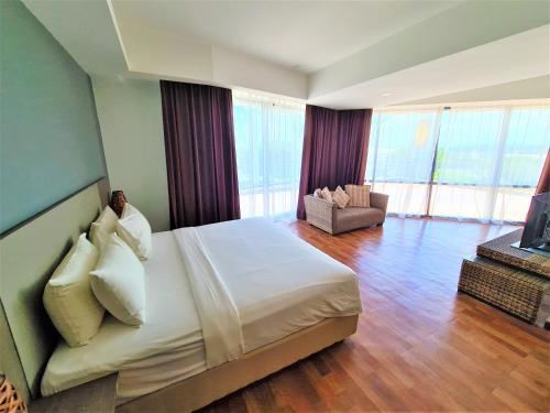 een slaapkamer met een groot bed en een woonkamer bij Nexus Regency Suites & Hotel in Subang Jaya