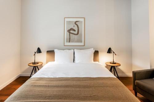 ニューアークにあるKislak 305 Luxurious 1BR in Heart of Downtownのベッドルーム1室(ランプ2つ、ソファ付)