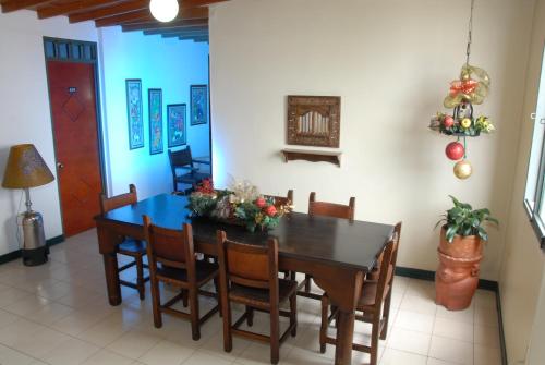 een eetkamer met een tafel en stoelen bij Hotel Tiumara Cartago in Cartago