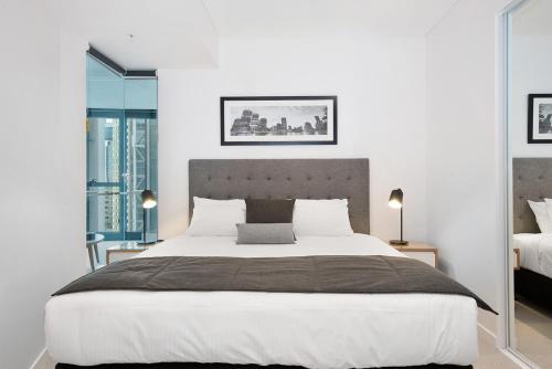 Un pat sau paturi într-o cameră la Brisbane Skytower by CLLIX