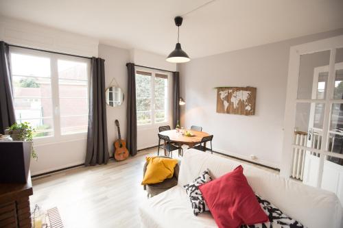 un salon avec un canapé blanc et une table dans l'établissement #LIndustrioChampetre Free Parking, Bien Situé, Spacieux, Proche Clinique, à Rouen