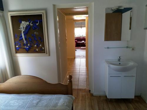 un bagno con lavandino, specchio e corridoio di B&B Altijd Welkom a Ruinen