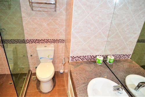 bagno con servizi igienici e lavandino di Luxury apartment Jomtien beach condominium S1 Pattaya 3rd floor a Jomtien Beach