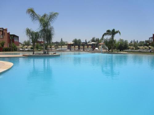 The swimming pool at or close to Résidence Habiba