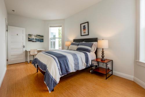 Un ou plusieurs lits dans un hébergement de l'établissement @ Marbella Lane - 6BR | Mission St. near SF | Ldry