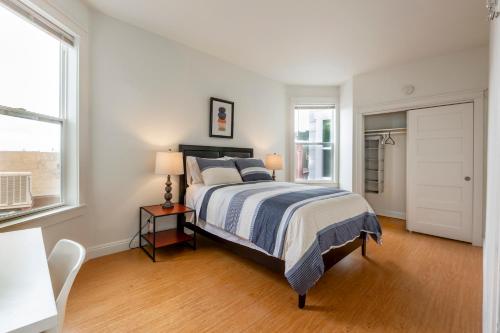 Un ou plusieurs lits dans un hébergement de l'établissement @ Marbella Lane - 6BR | Mission St. near SF | Ldry