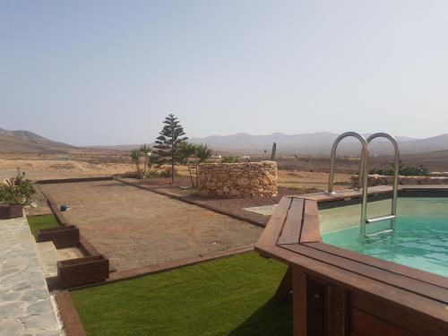 uma piscina com vista para o deserto em Villa La Vista de Tefia em Tefía