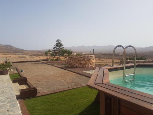 TefíaにあるVilla La Vista de Tefiaの砂漠の景色を望むスイミングプール