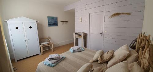 une chambre avec un lit et un mur blanc dans l'établissement Chambres d'hôtes Can Oliba, à Elne