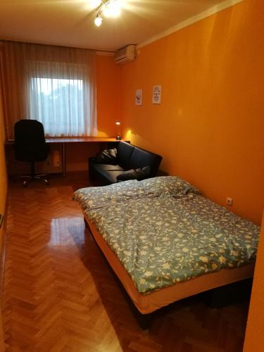 Katil atau katil-katil dalam bilik di Zsolnay Apartman