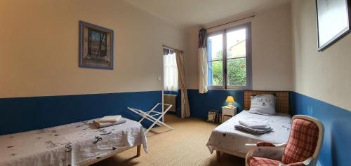 a bedroom with two beds and a window at Chambres d'hôtes Can Oliba in Elne